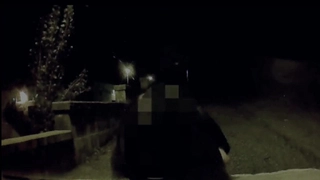 中国少女被两个兴奋的男人舔和操她的阴部