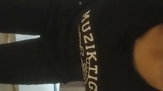 黑人Mia Thalia享受与大学男孩的无套阴道性交
