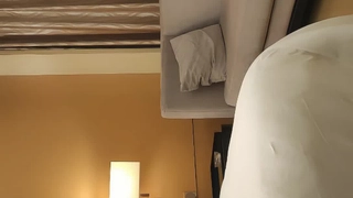 新婚小少妇露脸妩媚迷人，跟大哥调情手伸进衣服摸奶子，扒光吃奶玩逼各种抽插无套内射