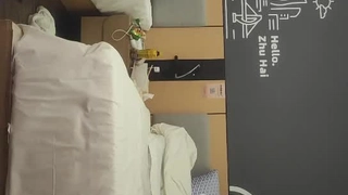 与裸体女人和激烈的阴部口交一起享受女同性恋色情片的乐趣