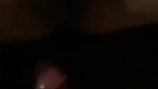 丈夫与朋友分享神奇女侠服装/万圣节派对的妻子