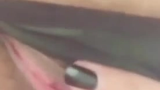 穿球衣的风骚小妹露脸让蒙面大哥发泄欲望，揉奶抠逼大鸡巴无套爆草，打桩机的速度草的骚逼叫爸爸，内射中出