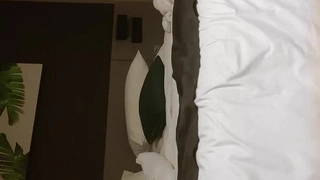 青少年摄像头女孩用玩具独自自慰