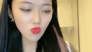 最新购买海角社区母子乱伦和妈妈在出租房的故事❤️老妈生日会