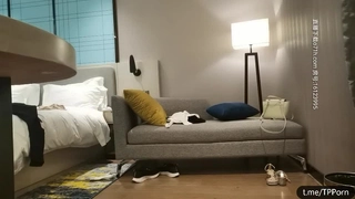 少女妹妹的阴道被撑开并充满了乳汁
