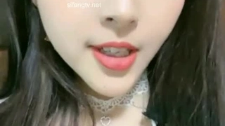 在洗手间自慰的少女 被自己的老爸同事3P