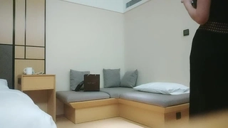 我下属的妻子是一个分娩健康女孩。我操并中出我的女孩般的大胸妻子今井嘉穗