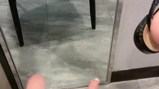 穿着红色内衣的丰满少女在POV中尝试大奶子