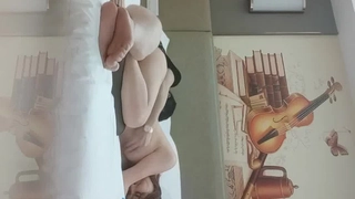 VR Cosplay Charlie Red 饰演美人鱼，在口交完之后找回了她的腿